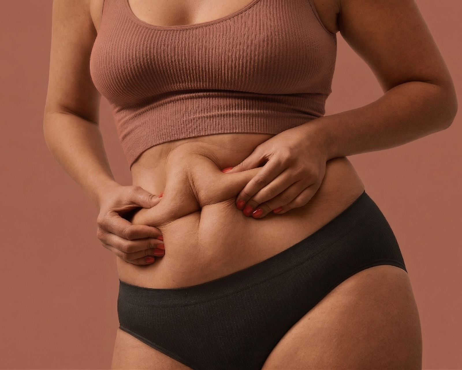 Mulher refletindo sobre sua jornada de transformação